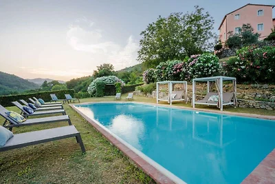 Villa di lusso con 10 camere da letto a Lucca