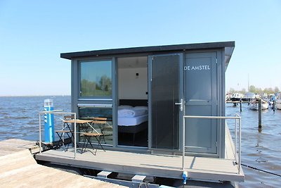 Modernes Hausboot mit Klimaanlage im...