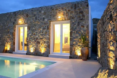 Hell gestaltete Villa mit Pool