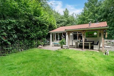 Malerisches Ferienhaus im Park Hunzebergen