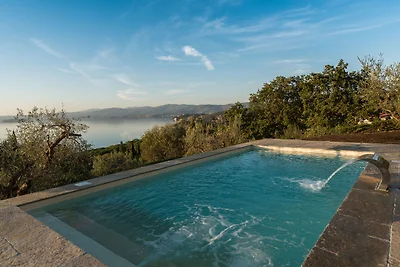 Moderne Villa in Magione mit Swimmingpool