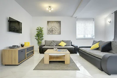 Moderne Villa mit privatem Pool in Strandnähe