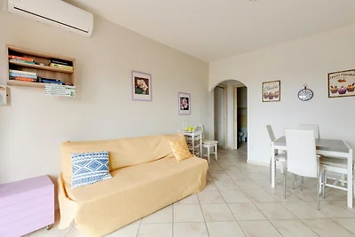 Zwembad condivisa en ampio spazio esterno...