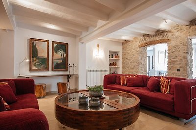 Fully renovated 8 person 11th century house i...