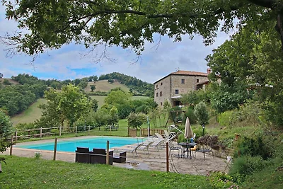 Geräumiges Bauernhaus in Apecchio mit Pool