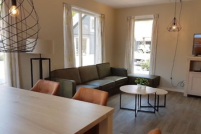 Gemütliches Haus mit Geschirrspüler inmitten ...