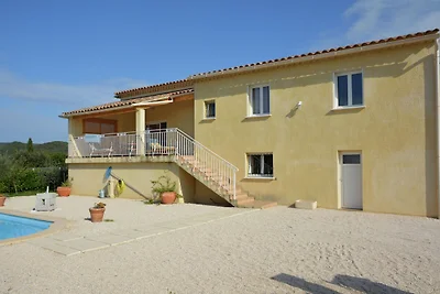 Villa mit Schwimmbad und Blick auf das Tal
