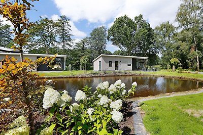 Modern chalet met grote schuifpui, dichtbij...