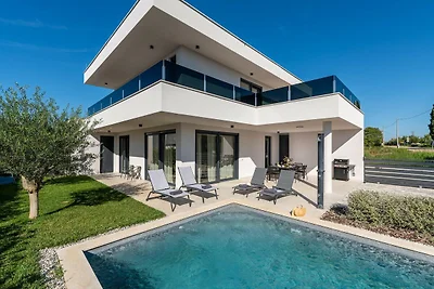 Moderne Villa mit privatem Pool, für 8...