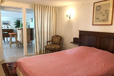 Wohnung und Blick auf den Privatstrand.