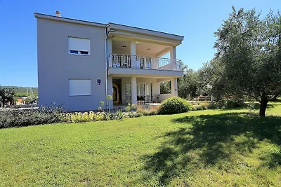 Sonnengeküsste Wohnung in Bibinje mit Garten