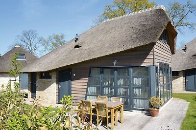 Luxuriöses, reetgedecktes Ferienhaus im Dünen...