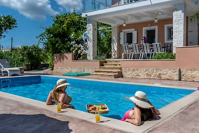 Spaziosa villa con piscina privata a Romiri