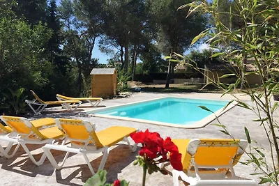 Üppige Villa in Beaucaire mit Swimmingpool