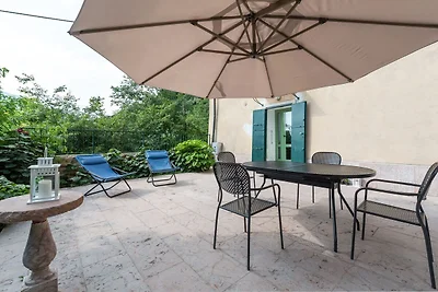 Moderna casa vacanze a Romano con giardino