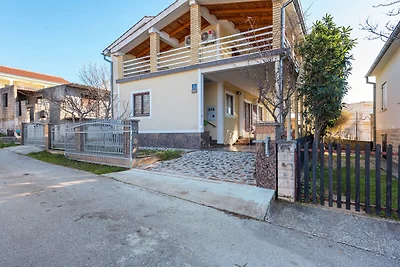 Schöne Ferienwohnung in Jasenice in Meernähe