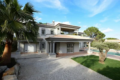 Luxuriöse Villa mit Pool in der Nähe