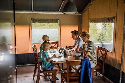 Fijne safaritent op een vakantiepark