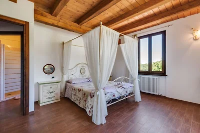 Elegante villa con piscina a Piandimeleto