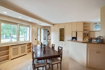 Einladende Villa in Lanzo d "Intelvi mit Bibl...