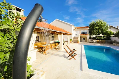 Villa a Pridraga con piscina e cinque persone
