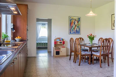 Ampia villa con piscina