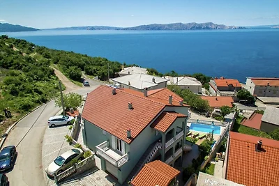 Geräumige Wohnung in Senj mit Swimmingpool
