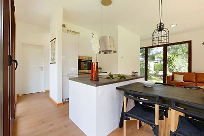 Moderne Hütte mit Holzofen in der Nähe von...