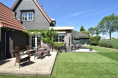 Attraktives Ferienhaus in Oude mit Garten