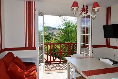 Bunte Ferienwohnung im baskischen Stil in grü...