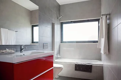 Villa moderna con bella vista, situato su un ...