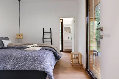 Moderne Hütte mit Holzofen in der Nähe von...