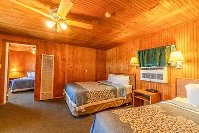 La Crosse, Kansas | 3 Queensize-Betten