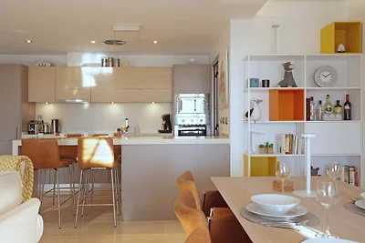 Modernes Apartment mit Balkon