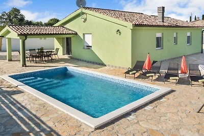 Ferienhaus in Bale mit Schwimmbecken