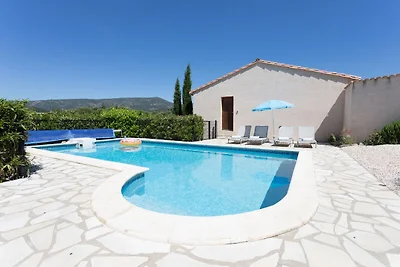 Villa con piscina, vista e stazione di...