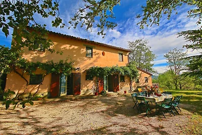 Bauernhaus außerhalb von Todi mit Gästepool