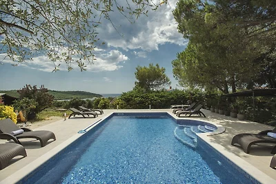 Pittoresca casa vacanze a Banjole con piscina