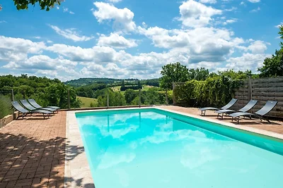 Bella casa vacanze con piscina a Teillots