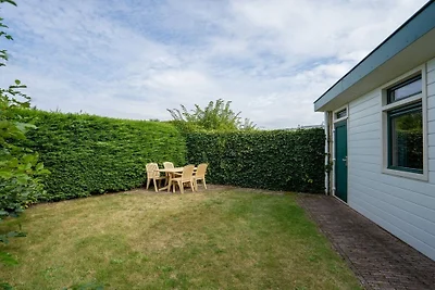 Bungalow in Den Burg mit Schwimmbecken