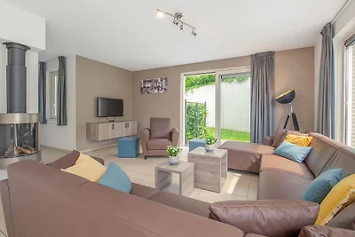 Wellnessvilla mit privatem Innenpool in einem...