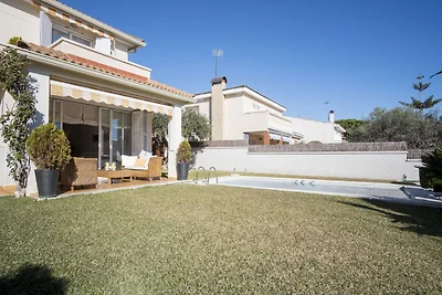 Elegante villa a Calafell con piscina