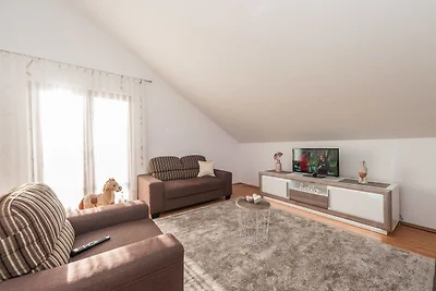 Geräumiges Apartment in Vrsi mit Garten