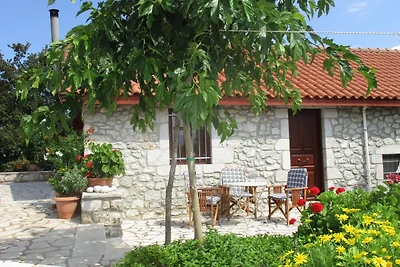 Einladendes Ferienhaus in Leonidiomit Garten