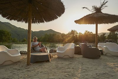 Gepflegter Bungalow auf einer grünen Domäne