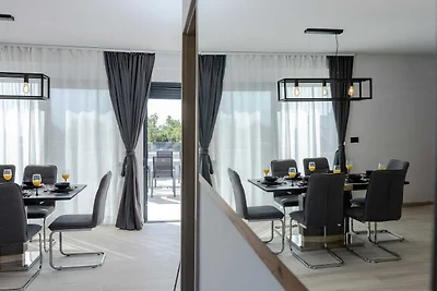 Holiday Home Infinity - Six Bedroom Guest Hou...