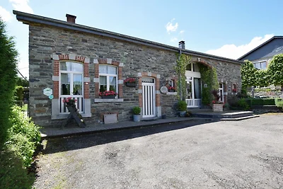 Ein altes Bauernhaus in einem ruhigen...