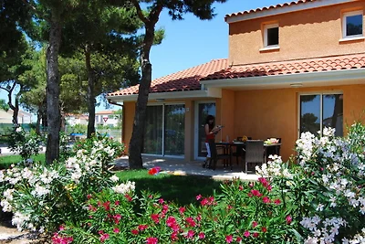 Buntes Ferienhaus mit Garten im mediterranen...