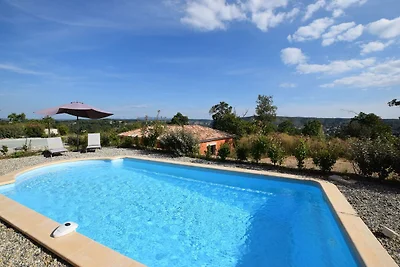 Imponente villa con vista sulla collina