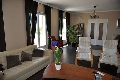 Moderne Villa mit Swimmingpool in Nailloux